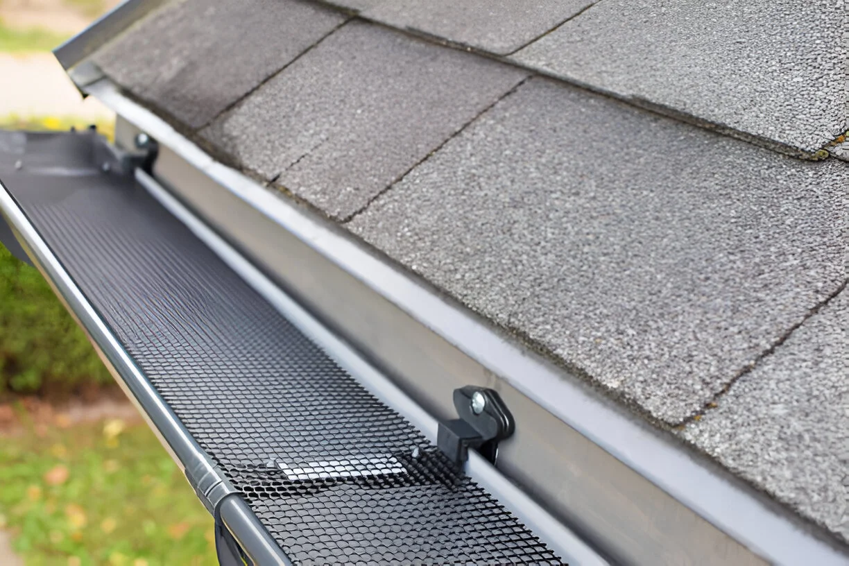 5 Signs Your Gutters Need Professional Cleaning in the GTA
